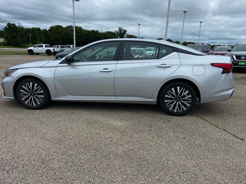 Used 2024 Nissan Altima 2.5 SV FWD image 6