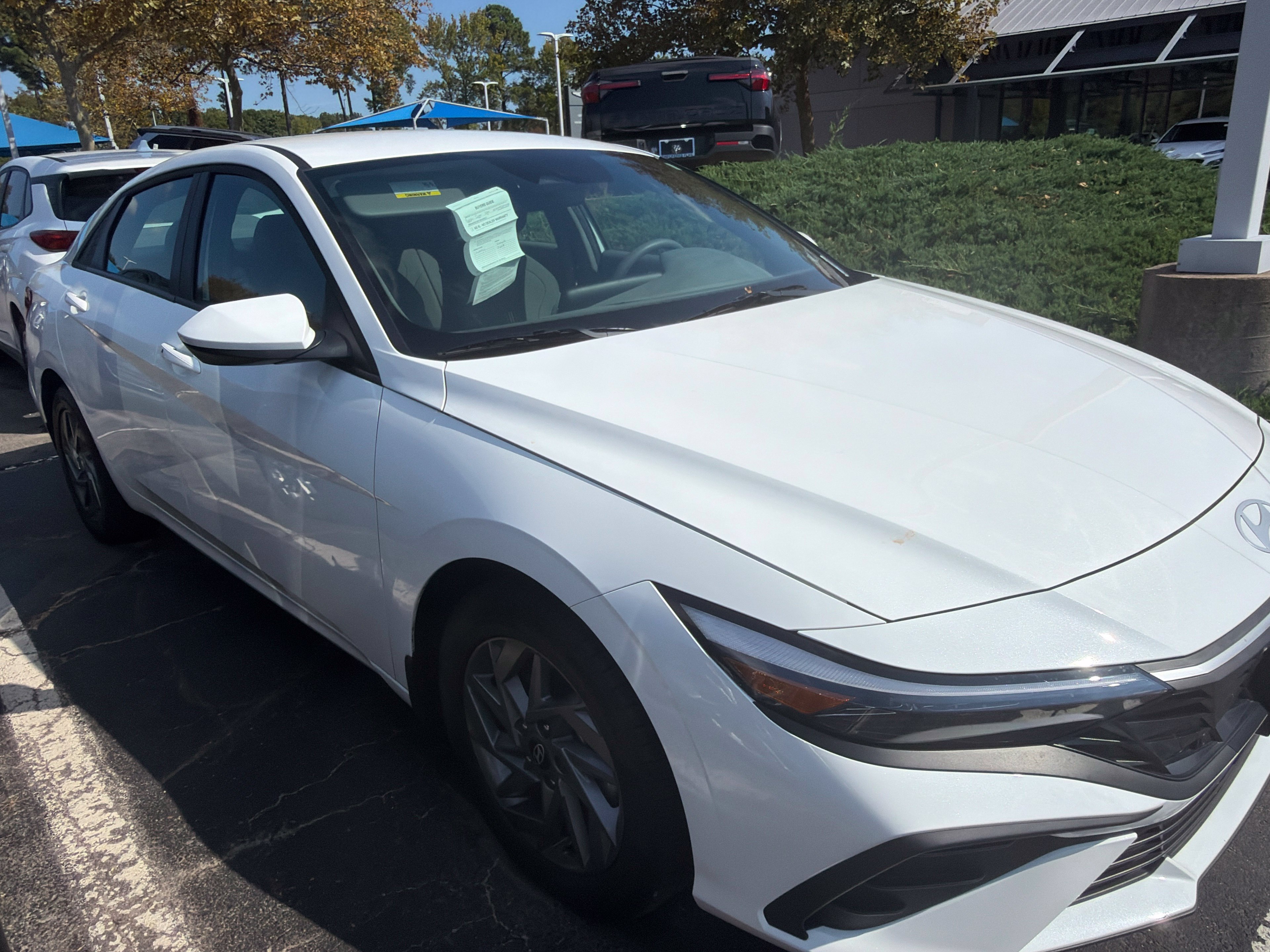 Used 2025 Hyundai Elantra Hybrid FWD image 11
