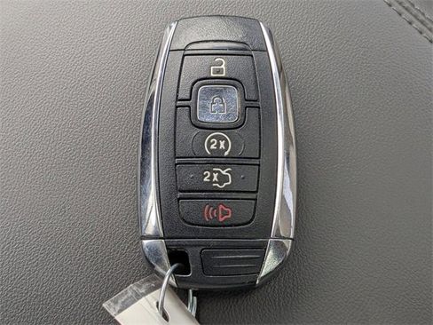 Used 2018 Lincoln Continental Select image 32