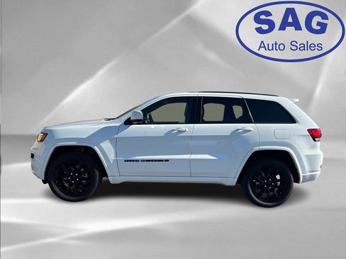 Used 2022 Jeep Grand Cherokee Laredo X image 3