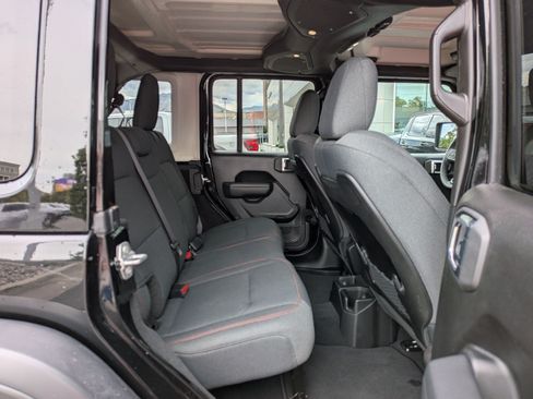 Used 2025 Jeep Wrangler Unlimited Rubicon AWD/4WD image 29