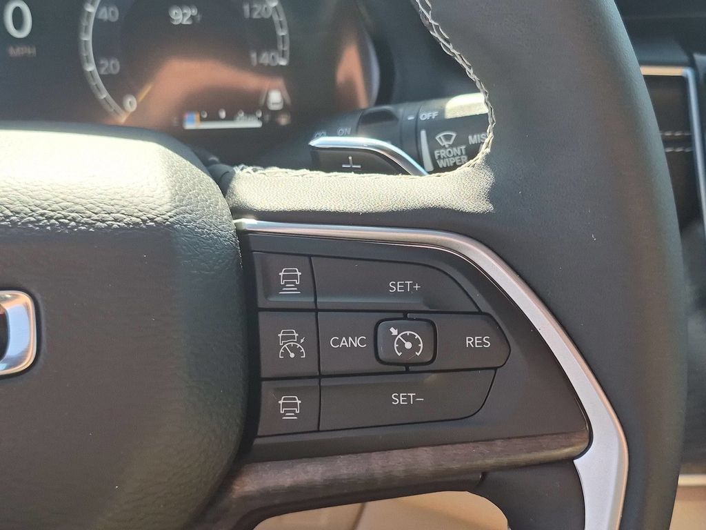 Certified 2025 Jeep Grand Cherokee Limited w/ Luxury Tech Group II AWD/4WD image 17