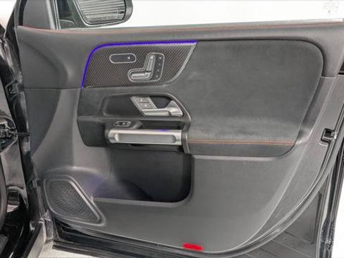 Used 2023 Mercedes-Benz GLB 250 4MATIC image 23