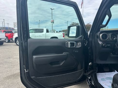 Used 2022 Jeep Wrangler Unlimited Sport w/ Sun And Sound Package AWD/4WD image 17