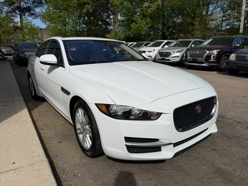 Used 2019 Jaguar XE Premium image 4