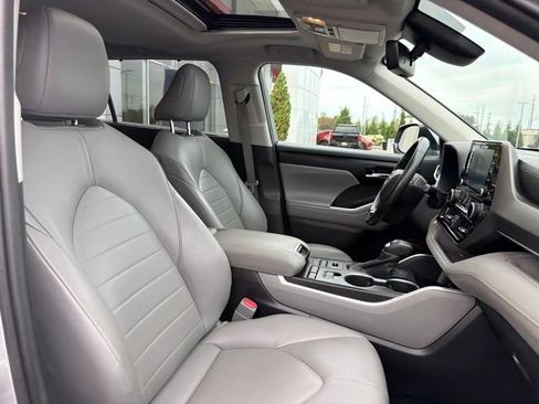 Used 2021 Toyota Highlander XLE AWD/4WD image 29