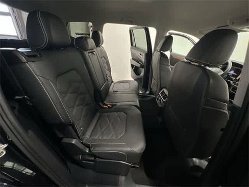 Used 2024 Volkswagen Atlas SE image 23