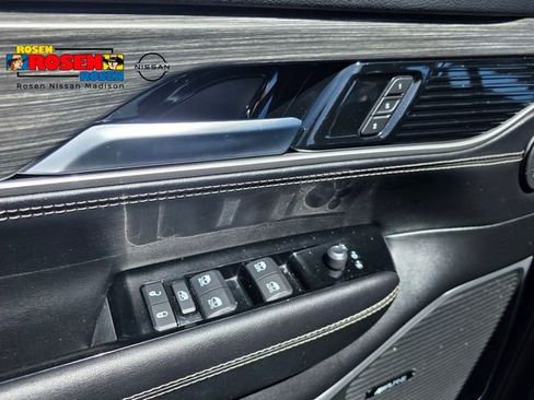 Used 2024 Jeep Wagoneer L Series II w/ Flexible Seating Group AWD/4WD image 11