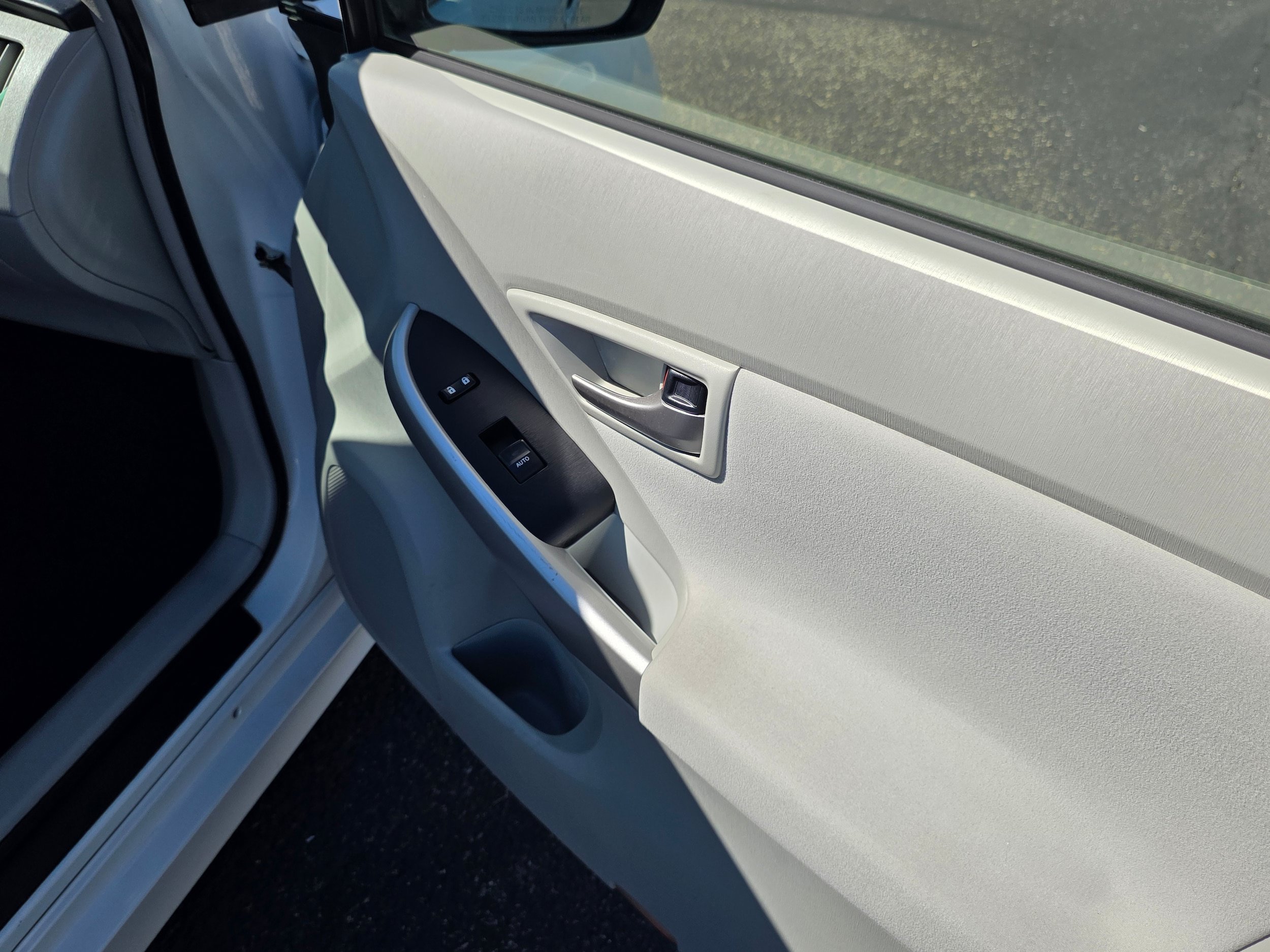 Used 2014 Toyota Prius Three w/ Preferred Accessory Package FWD image 22
