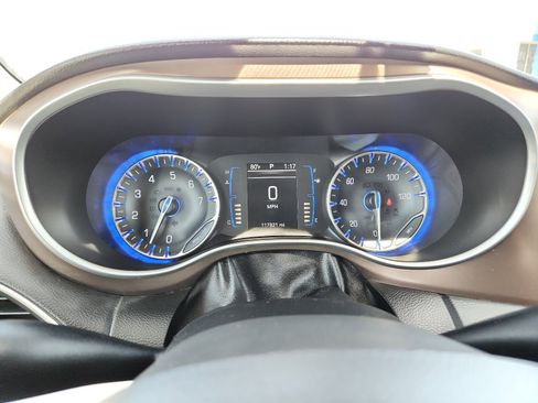 Used 2018 Chrysler Pacifica Touring-L image 18