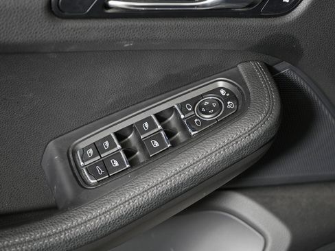 Certified 2018 Porsche Macan image 14