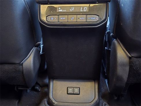 Used 2020 Toyota Highlander XLE image 18