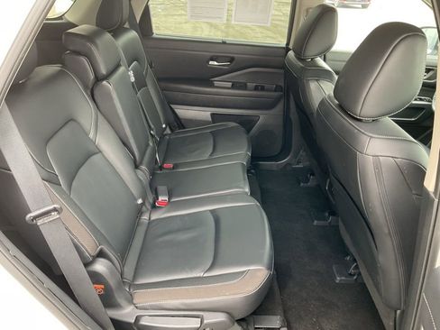 Used 2024 Nissan Pathfinder SL w/ Black Appearance Package AWD/4WD image 19