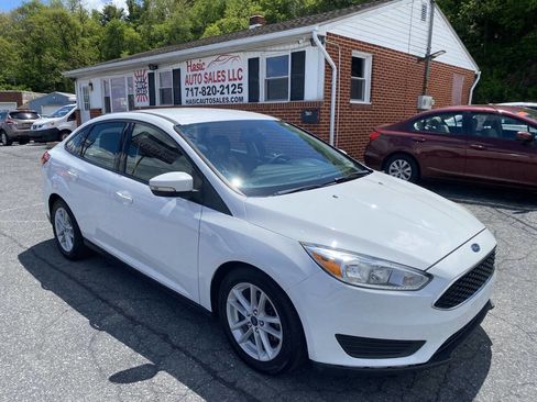 Used 2017 Ford Focus SE FWD image 3