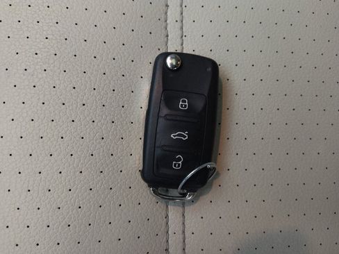 Used 2018 Volkswagen Passat 2.0T SE image 32