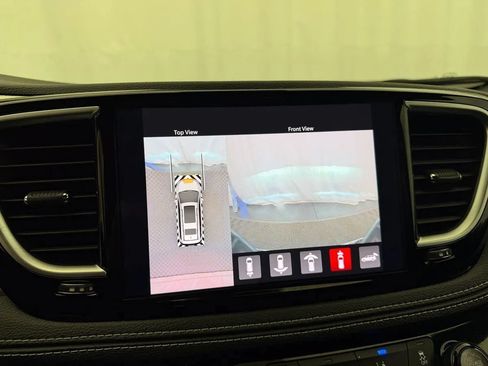 Used 2021 Chrysler Pacifica Limited w/ Uconnect Theater Family Group FWD image 24