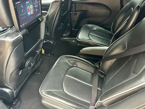 Used 2019 Chrysler Pacifica Limited w/ Advanced Safetytec Group FWD image 14