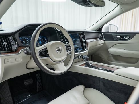 Used 2020 Volvo V60 T5 Cross Country image 12