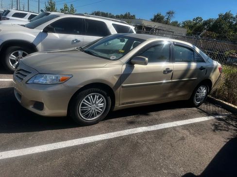 Used 2010 Toyota Camry SE image 3