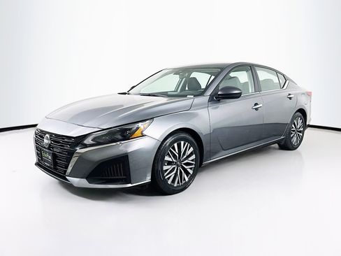 Used 2024 Nissan Altima 2.5 SV image 3