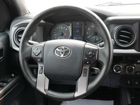 Used 2018 Toyota Tacoma TRD Off-Road w/ Technology Package AWD/4WD image 16