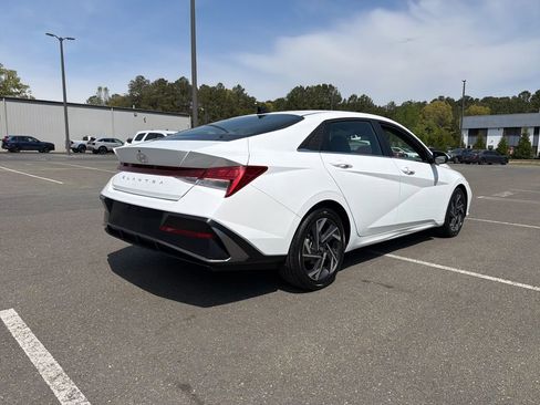 Used 2025 Hyundai Elantra SEL FWD image 5