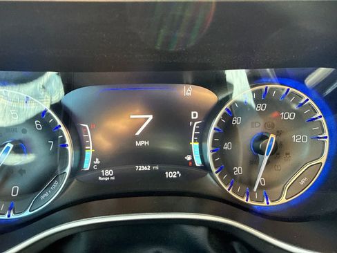 Used 2024 Chrysler Pacifica Touring-L FWD image 28