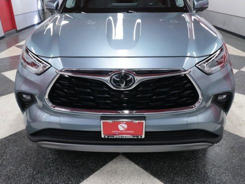 Used 2023 Toyota Highlander Platinum image 4