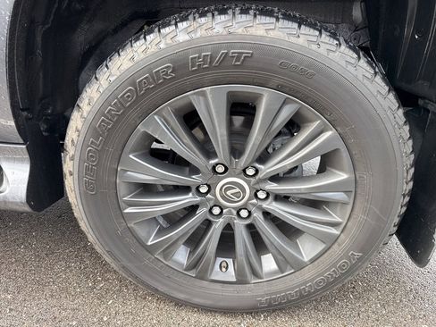 Used 2022 Lexus GX 460 Premium w/ Accessory Package image 22