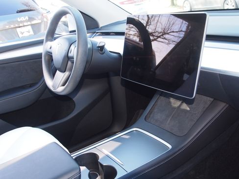 Used 2024 Tesla Model Y Long Range image 11