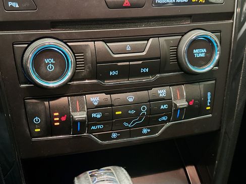 Used 2016 Ford Explorer XLT w/ Equipment Group 202A AWD/4WD image 23