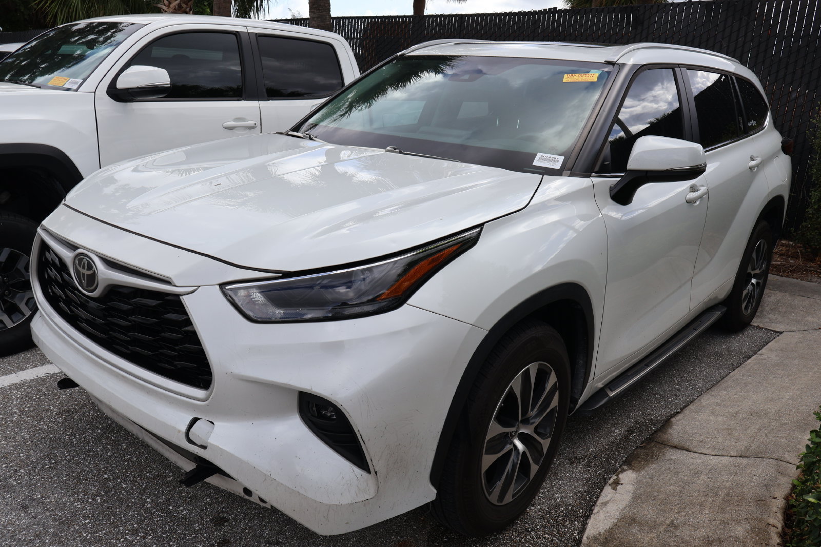 Used 2023 Toyota Highlander XLE FWD image 2