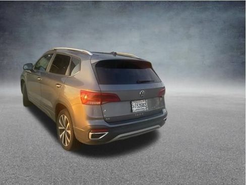 Used 2022 Volkswagen Taos SE w/ Panoramic Sunroof Package FWD image 3
