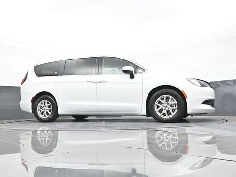 Used 2022 Chrysler Voyager LX FWD image 50