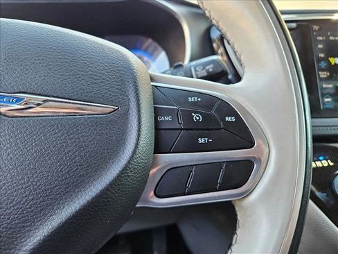 Used 2020 Chrysler Pacifica Limited image 11