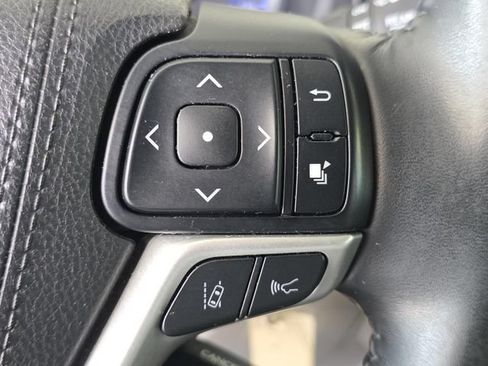 Used 2018 Toyota Highlander Plus FWD image 27
