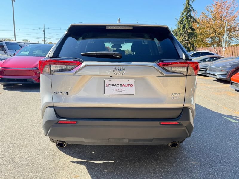 Used 2021 Toyota RAV4 XLE AWD/4WD image 7