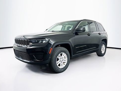 Used 2022 Jeep Grand Cherokee Laredo w/ Luxury Tech Group I AWD/4WD image 3