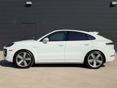 New 2026 Porsche Cayenne Turbo image 2