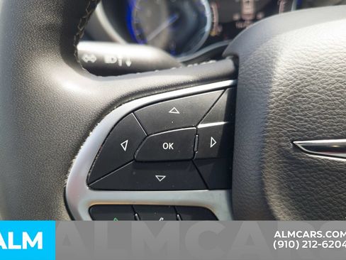 Used 2024 Chrysler Pacifica Touring-L FWD image 11