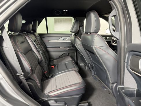 Used 2025 Ford Explorer ST-Line w/ ST-Line Street Pack image 44