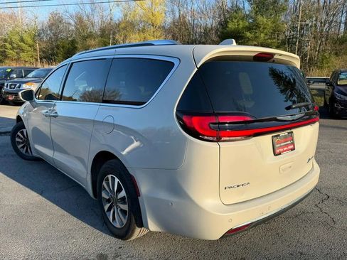 Used 2021 Chrysler Pacifica Touring-L image 2