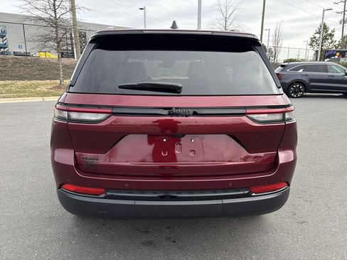 Certified 2024 Jeep Grand Cherokee Altitude image 8