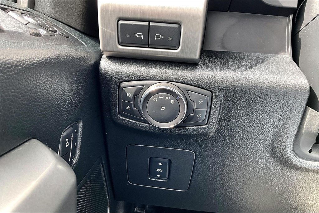 Used 2016 Ford F150 Platinum w/ Equipment Group 701A Luxury AWD/4WD image 38