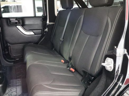 Used 2017 Jeep Wrangler Unlimited Sahara w/ Connectivity Group AWD/4WD image 9