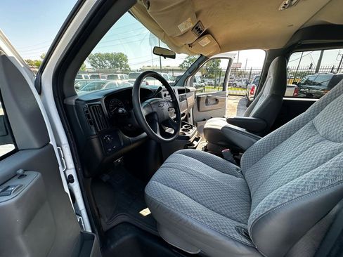 Used 2006 Chevrolet Express 3500 Passenger w/ LT Preferred Equipment Group RWD image 53