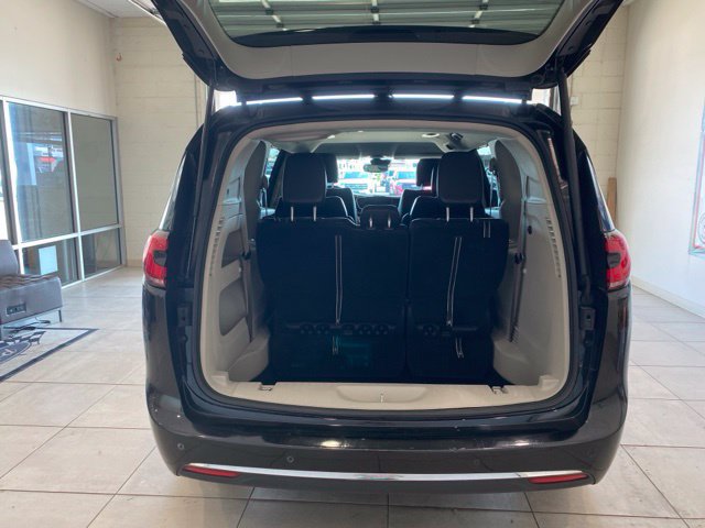 Used 2023 Chrysler Pacifica Touring-L FWD image 6