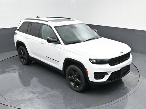 Used 2023 Jeep Grand Cherokee Altitude AWD/4WD image 21