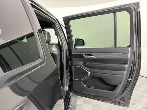 Used 2024 Jeep Wagoneer L Series II w/ Flexible Seating Group AWD/4WD image 28