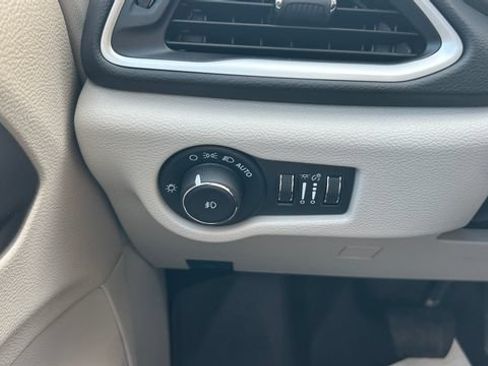 Used 2024 Chrysler Pacifica Touring-L FWD image 21